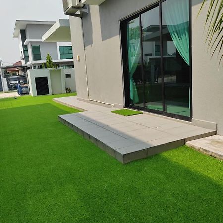 Five Bedrooms Residential Home With Free Wifi Sepang Exterior photo