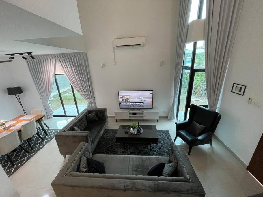 Five Bedrooms Residential Home With Free Wifi Sepang Exterior photo