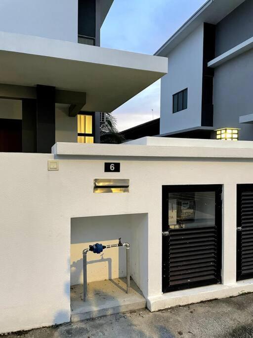 Five Bedrooms Residential Home With Free Wifi Sepang Exterior photo